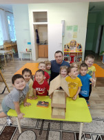 В младшей группе "Солнышко" прошла папина мастерская «Изготовление кормушки» В младшей группе "Солнышко" прошла папина мастерская «Изготовление кормушки».