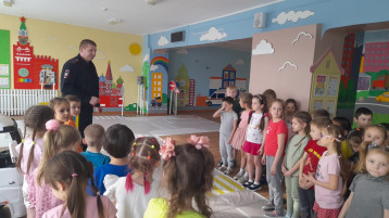 СОТРУДНИКИ ГИБДД В ГОСТЯХ У ДОШКОЛЯТ СОТРУДНИКИ ГИБДД В ГОСТЯХ У ДОШКОЛЯТ.