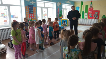 СОТРУДНИКИ ГИБДД В ГОСТЯХ У ДОШКОЛЯТ СОТРУДНИКИ ГИБДД В ГОСТЯХ У ДОШКОЛЯТ.